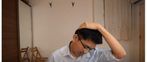ท่าที่ 2 : หันหน้า 45 องศา แล้วกดใบหน้าลง (ลดไมเกรน)