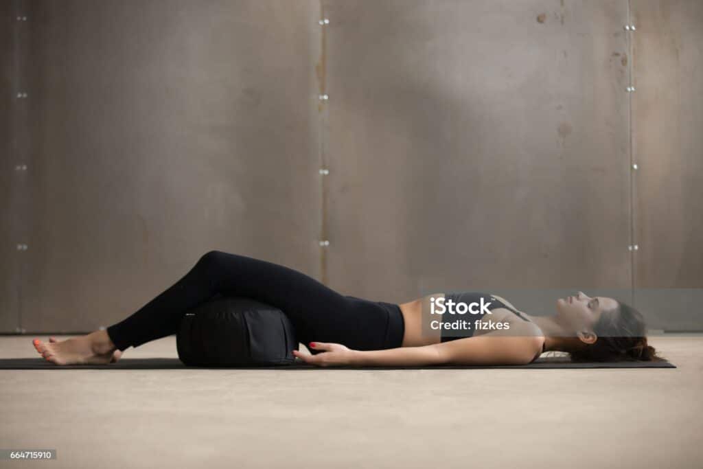 รักษาไมเกรน (ท่า Corpse Pose หรือท่าศพ)