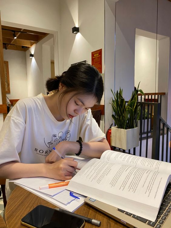 อ่านหนังสือในที่ที่มีแสงสว่างเพียงพอ